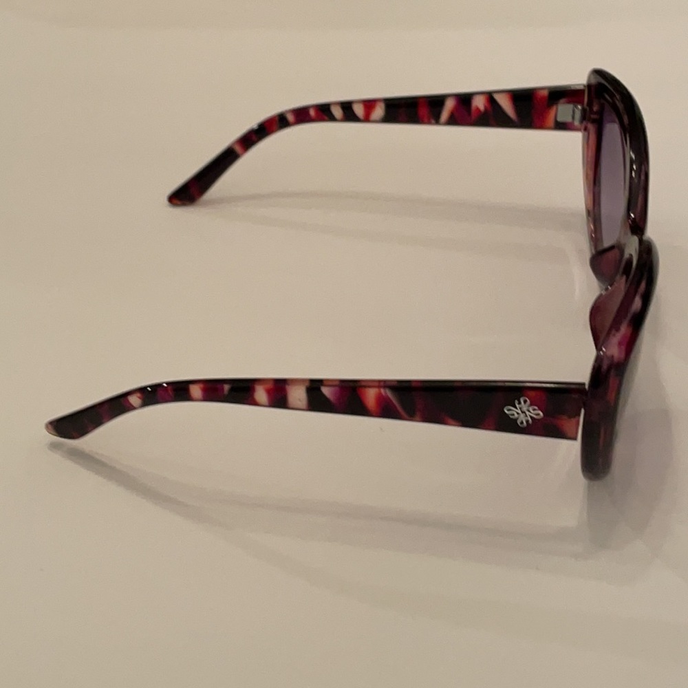 Vera Wang Sunglasses - Picture 8 of 8